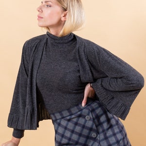 Cropped Cardigan mit weiten Ärmeln, Graue Herbst Strickjacke, Lässige Büro Herbst Strickjacke, 3/4 Ärmel Strickjacke, Kurze Strickjacke mit Rüschen