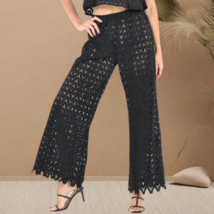 Schwarze lose Hose mit Zick-Zack-Spitze, schwarze perforierte Erholungsorthose, Spitzenhose mit Muschelende, Boho-Festival-Spitzenhose, lose Glockenknöchelhose