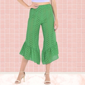 Groene borduurbroek met oogjes, boho capribroek met wijde pijpen, asymmetrische crop broek met ruches, losse resortbroek, wijde broek met elastische taille