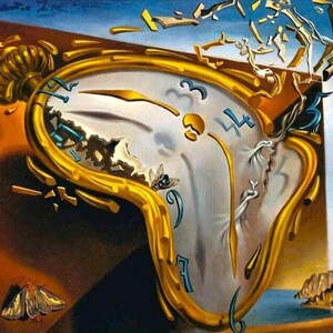 Può includere: Un dipinto surrealista di un orologio che si scioglie con una cornice dorata, una farfalla e un paesaggio roccioso con un'acqua in fondo.