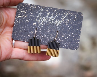 Pendientes pequeños de cuentas de corneta negro y dorado/Cumpleaños/Graduación/Regalo para ella/Joyería de declaración única/Diseñado y hecho a mano por LIGHTDUST