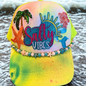 Salty Vibes Tie Dye Trendig Sommar Truckerkeps med Sjöjungfrumärke och Havssköldpaddskedja