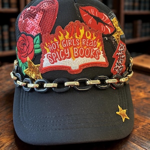 Hot Girls Read Spicy Books Trucker Hat | Zwarte hoed met rode en gouden patches | Boekenachtige hoed met glitter pailletten | Cadeau romantisch lezer | Booktok-hoed