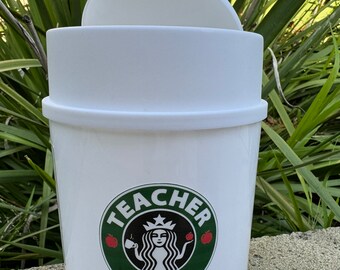 Mini-Mülleimer für den Schreibtisch in Weiß. Blanko oder mit Lehrer-Tankaufkleber (wasserfest) und Lehrernamen. Perfekt für individuelle Starbucks-Mülleimer