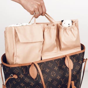 Tachen Organizer mit Louis Vuitton Neverfull mm canvas monogram mit babyutensilein als Wickeltasche