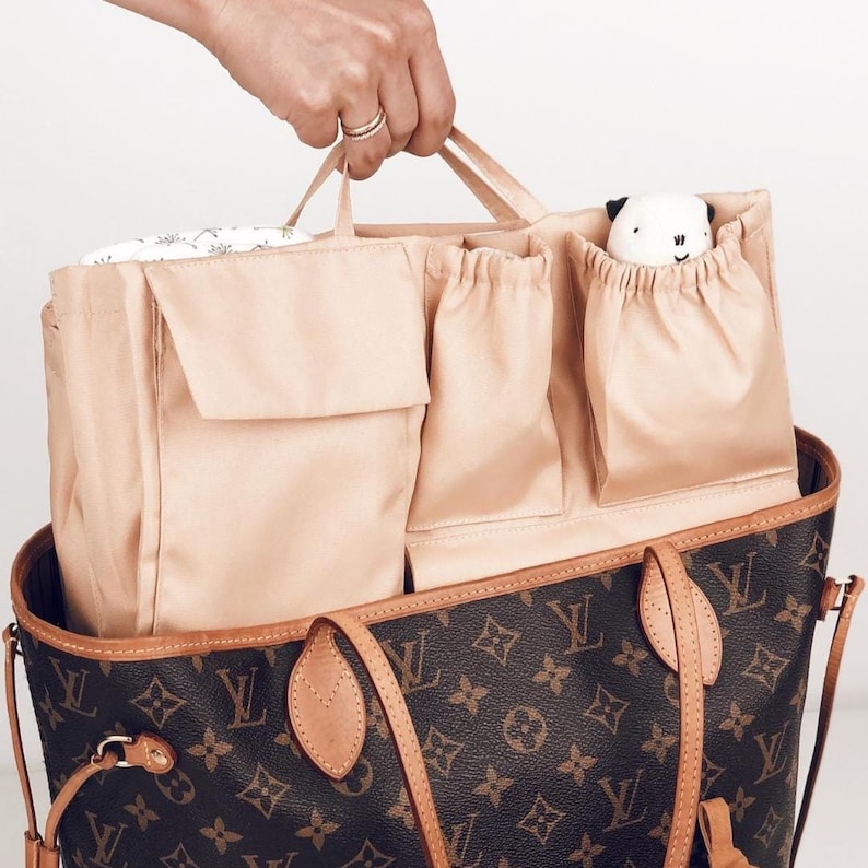 Tachen Organizer mit Louis Vuitton Neverfull mm canvas monogram mit babyutensilein als Wickeltasche