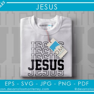 以下が含まれることがあります： 白いTシャツに黒い文字で「JESUS」という単語が繰り返し書かれています。シャツは折り畳まれており、「DESARROLLOSDM」という文字が書かれた小さなタグが付いています。
