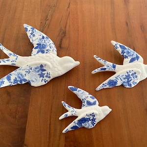 Set Of 3 Flying Floral Blue Birds Hanging Retro Vintage Style Swallow Ceramic Wall Decor Shabby Chic Mounting Floral Flock Birds Wall art
