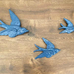 Juego de 3 golondrinas azules de cerámica volando, decoración de pared retro