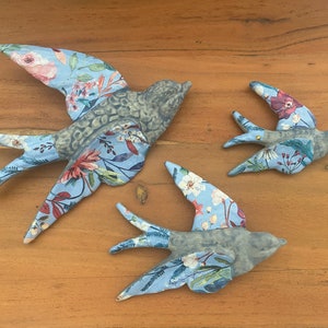Set Of 3 Blue Flying Birds Hanging Retro Vintage Style Ornament Swallow Ceramic Wall Decor Shabby Chic Mounting Flying Flock Birds Wall art