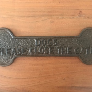 Gietijzeren hondenbord - botvorm &quot;Dogs Close The Gate&quot;