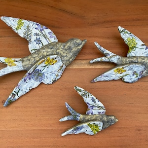 Set Of 3 Grey Gold Flying Birds  Retro Vintage Style Swallow Ceramic Wall Hanging Decor Shabby Chic Mounting Flying Flock Birds Wall art