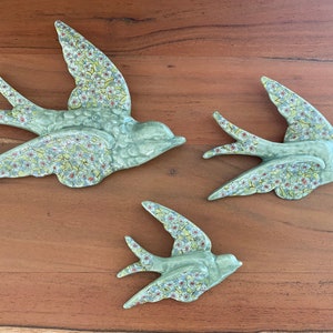 Set Of 3 Green Flying Birds Hanging Retro Vintage Style Ornament Swallow Ceramic Wall Decor Shabby Chic Mounting Flying Flock Birds Wall art