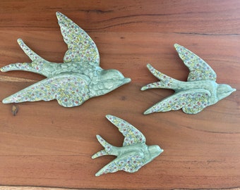 Conjunto de 3 pájaros voladores verdes colgantes retro estilo vintage ornamento golondrina decoración de pared de cerámica shabby chic montaje volando bandada pájaros arte de la pared