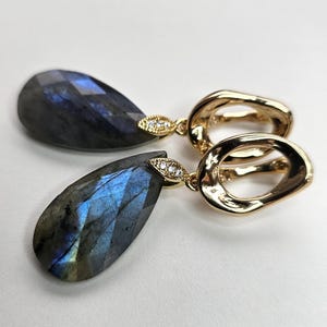 Hangende oorbellen van natuurlijke labradoriet en verguld messing, een uniek handgemaakt accessoire voor vrouwen. Exclusief handgemaakt sieraad met edelstenen, een perfect cadeau.