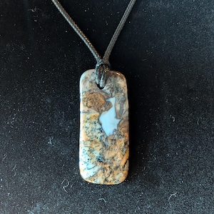 Handgefertigte Kordelkette mit Anhänger aus dendritischem Opal.