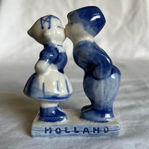 Vintage Dutch Kissing Couple Figurine – Hand-Painted Delft Blue Holland Ceramic Souvenir – Netherlands Collectible