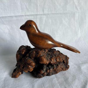 Rzeźba ptaka z drewna, ręcznie rzeźbiona – sygnowany stempel Bruce&#39;a z 1981 r. – Rzeźba z drewna orzechowego, wykonana przez rzemieślnika – wystrój domu inspirowany naturą w stylu vintage