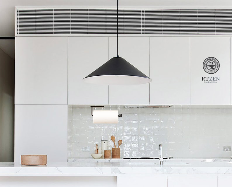 Pode incluir: Uma cozinha branca com arm&aacute;rios brancos, uma luz pendente preta e um backsplash de azulejos brancos. Uma tigela de madeira est&aacute; na bancada. O texto "RT ZEN Iron Craft Decor" &eacute; vis&iacute;vel na parede.
