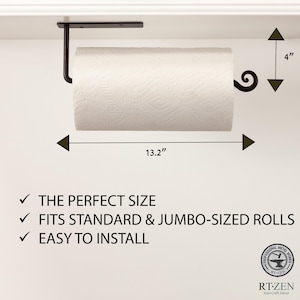 Pode incluir: Porta-toalha de papel de metal preto com um design decorativo de volutas. &Eacute; montado sob um arm&aacute;rio e suporta um rolo de papel toalha padr&atilde;o ou de tamanho jumbo. O porta-toalha mede 33,5 cm de largura e 10 cm de altura.