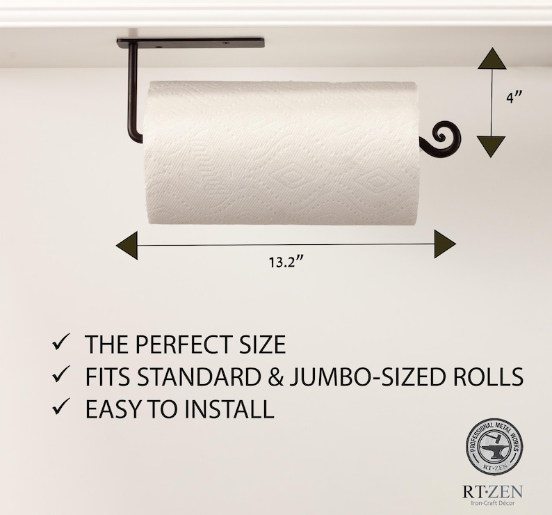 Pode incluir: Porta-toalha de papel de metal preto com um design decorativo de volutas. &Eacute; montado sob um arm&aacute;rio e suporta um rolo de papel toalha padr&atilde;o ou de tamanho jumbo. O porta-toalha mede 33,5 cm de largura e 10 cm de altura.