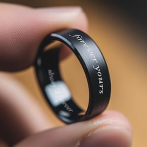Zwarte titanium herenring met aangepaste gravure, 8 mm breed, verjaardagscadeau sieraden voor mannen, gepersonaliseerde minimalistische herentrouwring