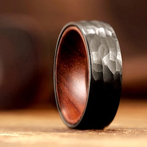 Gehamerd wolfraam met houtinlegwerk herentrouwring, zwarte herenring, 8 mm breed, cadeau-idee voor vaderdag