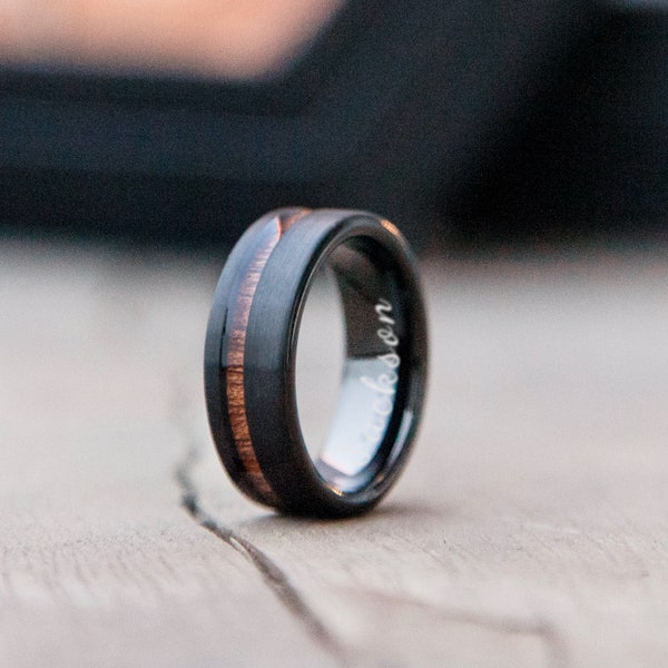 Bague noire pour homme | Bague en carbure de tungstène| Bague gravée signature | Cadeau de remise des diplômes | Bague incrustée de bois de tungstène et de KOA de 8 mm | Cadeau d'anniversaire pour lui