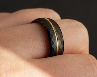 8 mm schwarzer facettierter Wolframring mit Goldrille - moderner Herrenring mit individueller Gravur