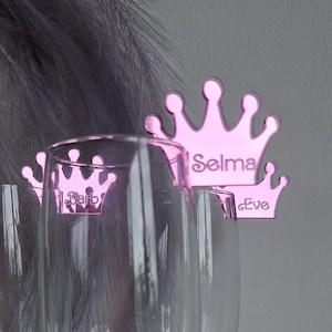 Tiara Getränkeumbau personalisiert Platzkarte benutzerdefinierte Champagner Flöte Charme Prinzessin Krone Glasdeckel Hennen Gastgeschenke Brautdusche tags