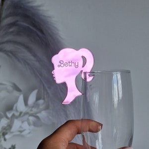 Ciondoli per bevande per addio al nubilato, decorazioni rosa per feste, etichette per bevande personalizzate a forma di testa di bambola, topper per bicchieri per addio al nubilato, ciondolo per cocktail in acrilico