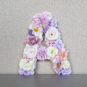 Letra floral personalizada en morado, decoración de pared para habitación de bebé, decoración para habitación de niña, regalo ideal para baby shower o bautizo.