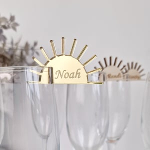 Etichette personalizzate a forma di sole, bomboniere per addio al nubilato estivo, ciondolo da cocktail a forma di sole boho, decorazione per drink in acrilico, ecco un po' di festa del sole, ciondoli per bicchieri da vino