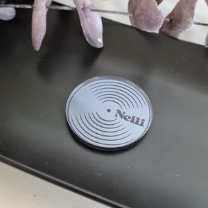 ビニールレコードのプレースカード、カスタムレトロパーティーの座席表、ディスコパーティーのネームタグ、パーソナライズされたビニールレコードパーティーの記念品、カスタム
