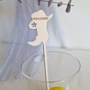 Agitatore per bevande personalizzato da cowboy, agitatore per cocktail per addio al nubilato, ciondolo per cocktail personalizzato per l'ultimo rodeo del Texas e per la festa di addio al nubilato.