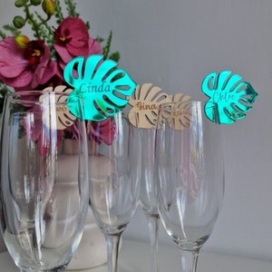 Marque-place tropical personnalisé avec breloque pour boisson, feuille de Monstera, carte de nom tropicale pour cadeau de mariage, étiquettes personnalisées pour marque-places pour boisson