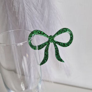 Peut inclure: Charme de n&oelig;ud papillon en paillettes vertes pour une fl&ucirc;te &agrave; champagne ou un verre &agrave; vin.