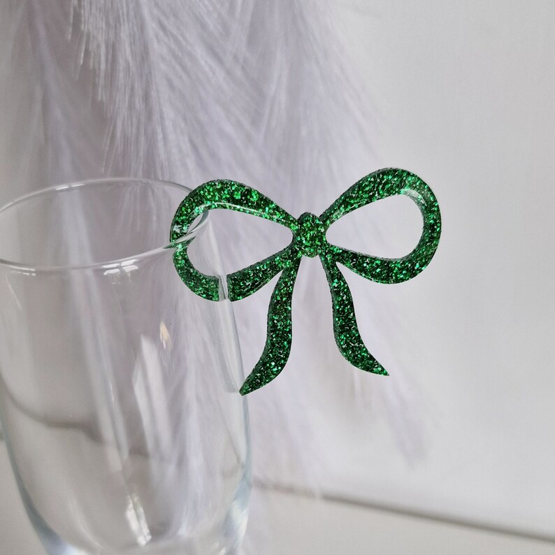 Peut inclure: Charme de n&oelig;ud papillon en paillettes vertes pour une fl&ucirc;te &agrave; champagne ou un verre &agrave; vin.