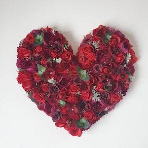 Corona di cuore rosso intenso, corona di cuore floreale rosso, corona di cuore di fiore rosso, regalo di San Valentino per lei, centrotavola di nozze