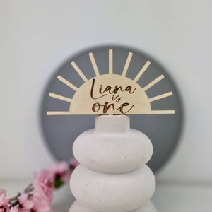 Op de afbeelding: Een handgemaakt houten bord met de tekst "Welcome to our home" in een handgeschreven stijl. Het bord is wit geschilderd met een donker gebeitst frame. Het bord is ongeveer 30 cm breed en 20 cm hoog.