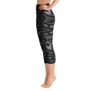 Ori Active Hawaiian / Polynésien Workout Clothes - Maori / Samoan All Over Tribal Tattoo Crop Capri Athletic Yoga Pants / Leggings Gym Wear