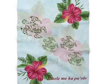 Kwiaty hibiskusa i Honu (hawajski żółw morski) Polinezyjski koc lub pled z polaru z samoańskim tatuażem plemiennym - E hele me ka pu’olo 50" X 60"