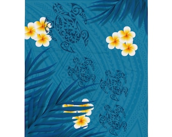 Plumeria, paproć i Honu (hawajski żółw morski) Polinezyjski koc lub pled z polaru z nadrukiem i tatuażem plemiennym Samoa - Rozmiar - 50" X 60"