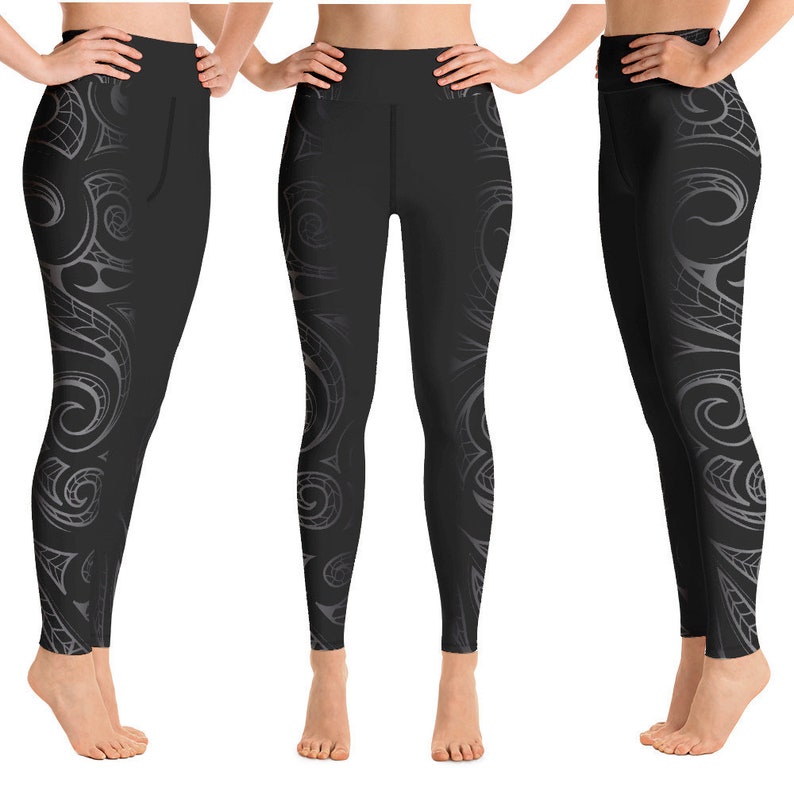 Peut inclure: Legging noir avec une taille haute et un motif d'inspiration tribale en nuances de gris. Le legging pr&eacute;sente un motif r&eacute;p&eacute;t&eacute; de formes et de lignes tourbillonnantes sur le c&ocirc;t&eacute; des jambes. Le tissu semble lisse et moulant.