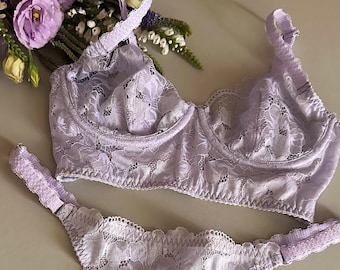 Completo intimo in pizzo color lavanda, composto da bustier e slip, un regalo sensuale.