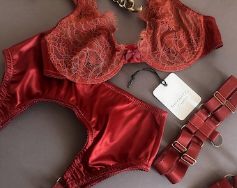 Rode satijnen lingerie, jarretelgordel en pantyset, kanten ondergoed, sensueel cadeau