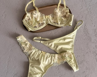 Pistachegroene satijnen lingerie, romantische kanten bh en string set, boudoir lingerie cadeau