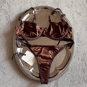 Mutandine Sissy in raso azzurro: rifiniture in pizzo rosa