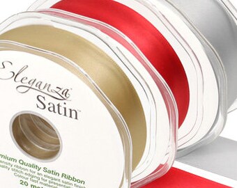 Könnte beinhalten: Drei Spulen Satinband in Gold, Rot und Silber. Jede Spule ist mit "Eleganza Satin" und "Premium Quality Satin Ribbon" beschriftet. Das Band ist 20 Meter lang.