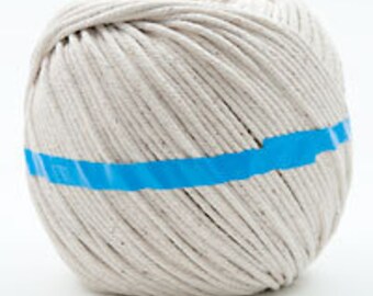 Pode incluir: Uma bola de barbante branco com uma faixa azul ao redor do meio.